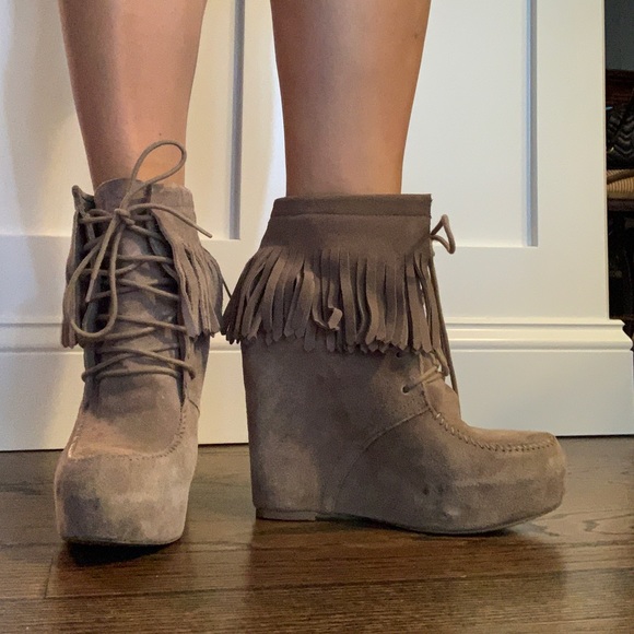 Steve Madden, SZ 8.5 Armoryy fringed wedge boots! - Picture 3 of 4